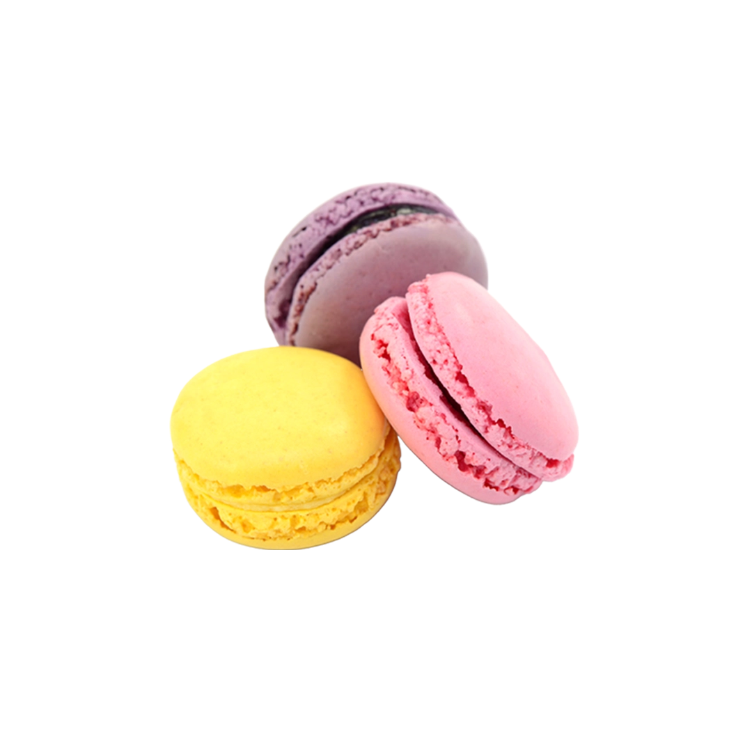 Macaron available in strawberry, pistachio or vanilla flavors at Gelateria DOMUS in Bergamo
